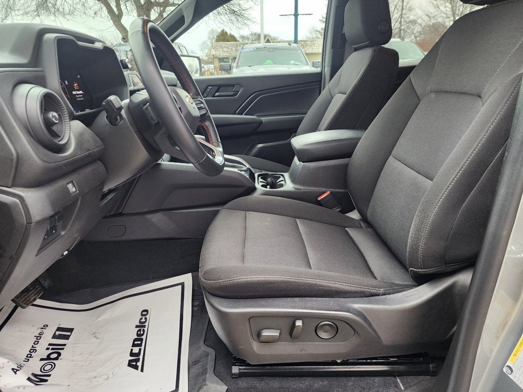 2025 Chevrolet Colorado WT/LT