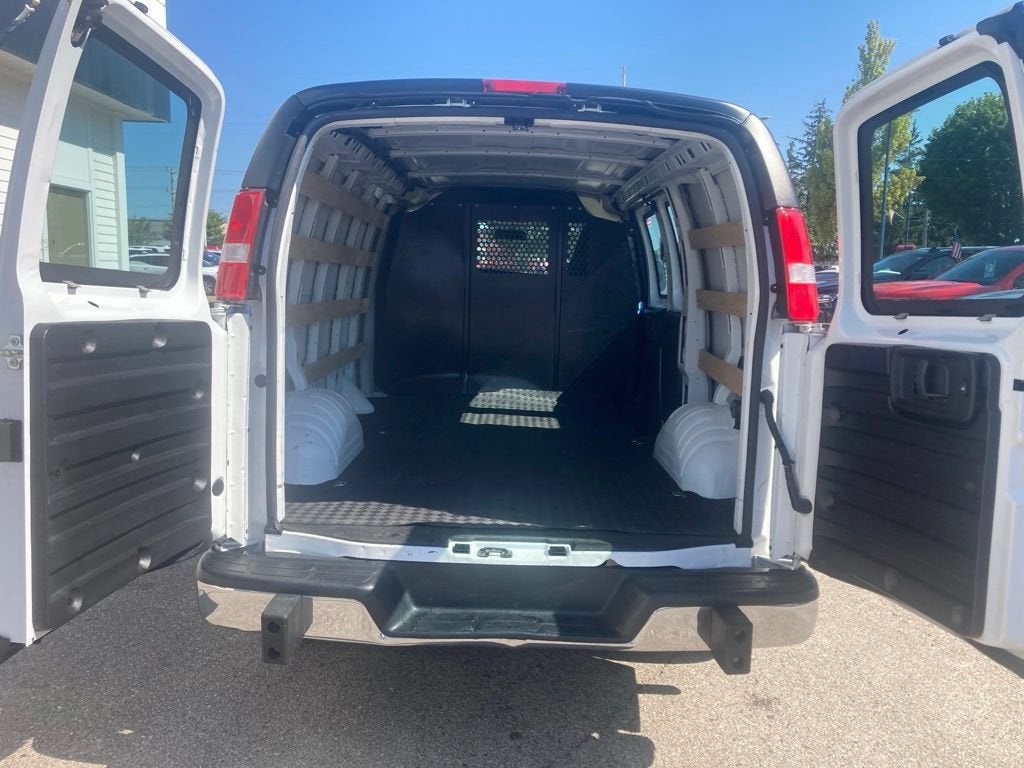 2025 Chevrolet Express Cargo WT