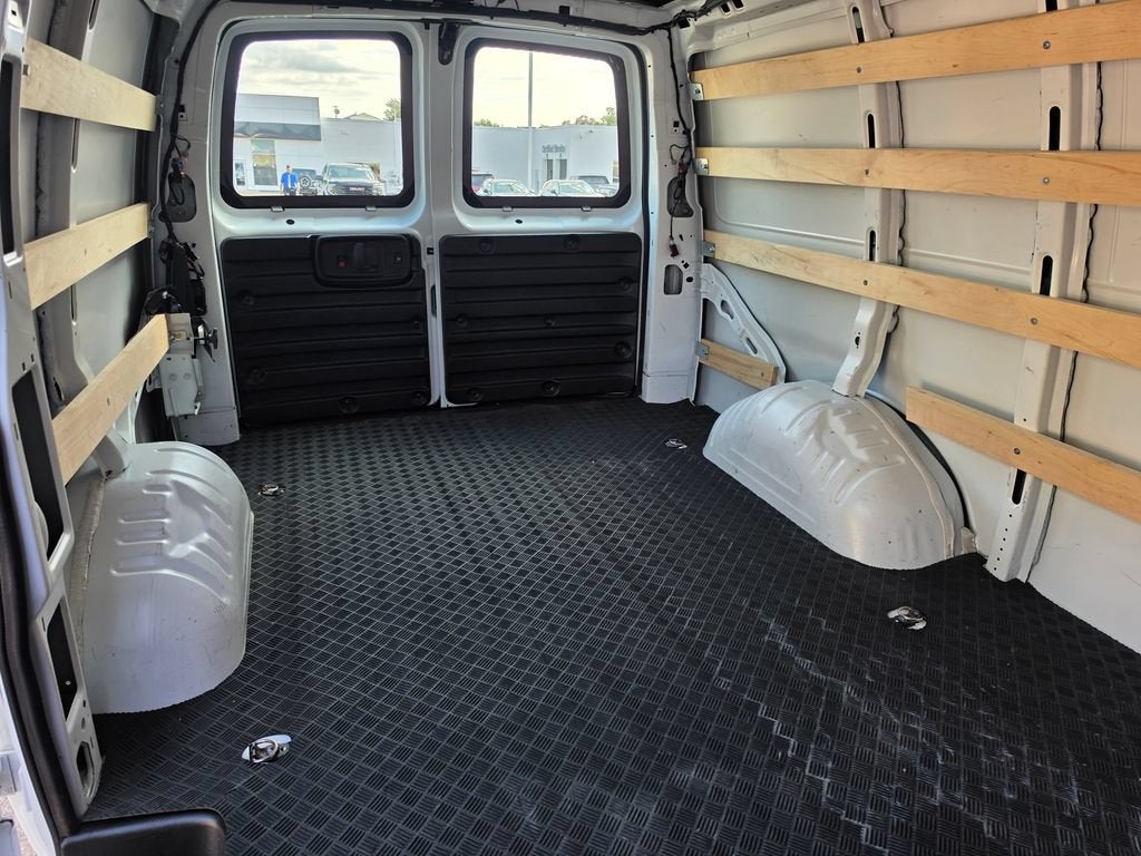 2025 Chevrolet Express Cargo WT