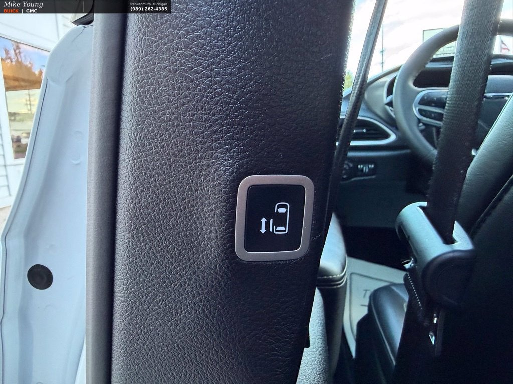 2025 Chrysler Pacifica Select