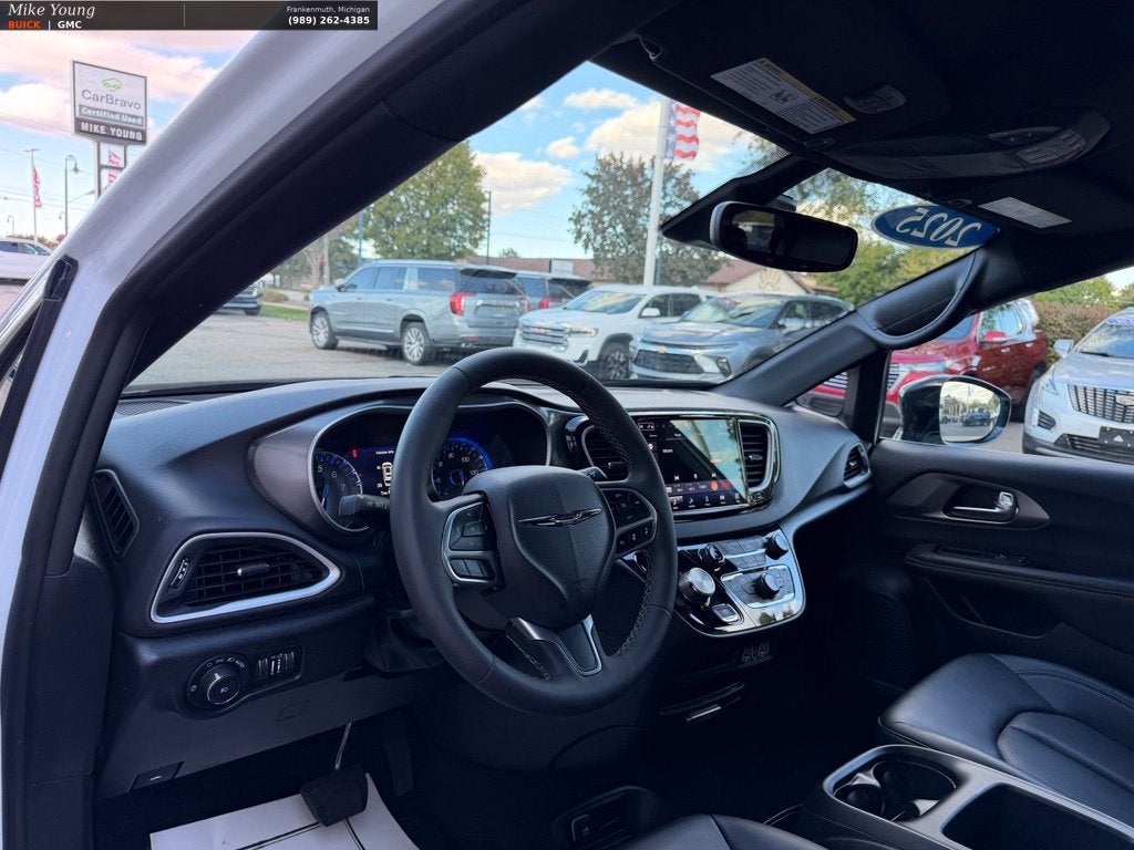 2025 Chrysler Pacifica Select