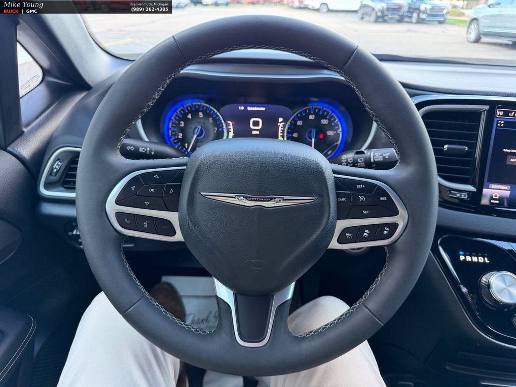 2025 Chrysler Pacifica Select