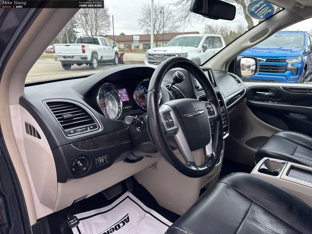 2013 Chrysler Town & Country Touring