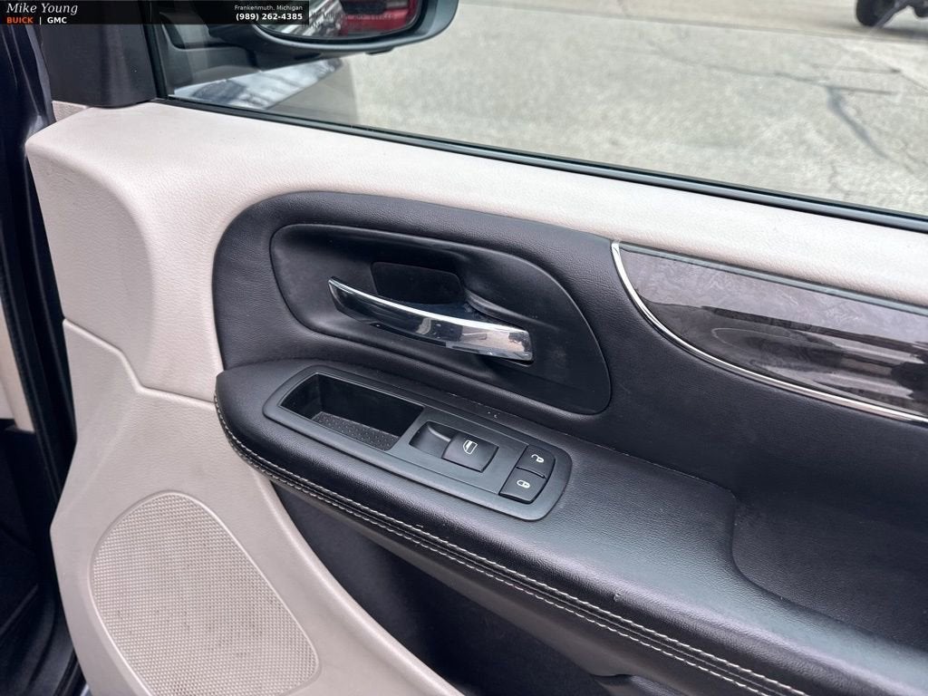 2013 Chrysler Town & Country Touring